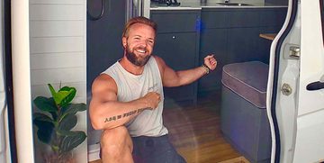 man bouwt bestelbus om tot luxe camper