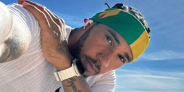 Lewis Hamilton showt bizarre surfskills op Instagram