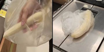 Man pelt zijn bananen voordat hij ze weegt om geld te besparen