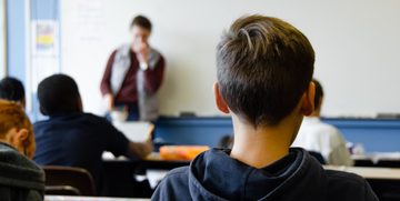 hoeveel salaris verdient een docent middelbare school
