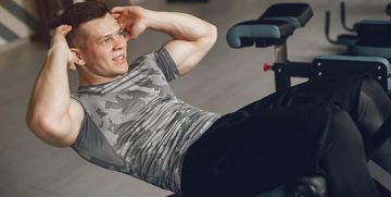 Een man die een sit-up doet