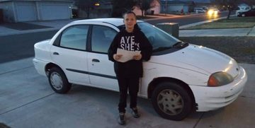 jongen verkoopt xbox voor auto