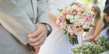geld betalen bruiloft vriend buitenland