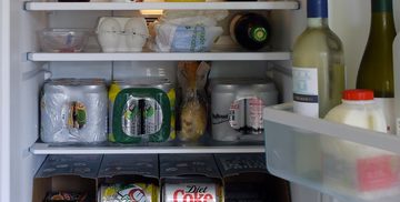 WAAROM NOOIT MELK IN KOELKASTDEUR BEWAREN