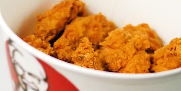Een bak met Hot Wings van de KFC