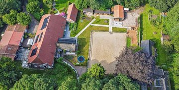 woonboerderij aan water te koop met paardenstallen