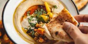Gerecht met hummus van NENI, een goed restaurant voor vegetari&euml;rs en veganisten