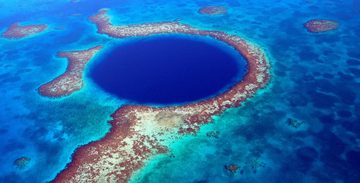 Duikers bereiken eindelijk de bodem van de Great Blue Hole en wat ze dan vinden...