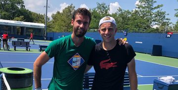 Tallon Griekspoor samen met een vriend op de tennisbaan
