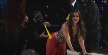 katy perry scheurt uit broek