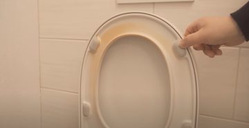 gele vlekken op wc bril