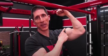 fitness expert deelt beste oefeningen biceps trainen