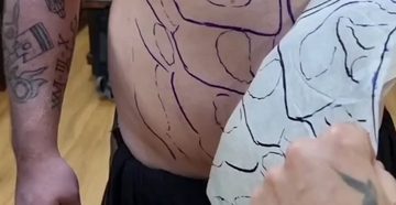 tattoo sixpack op buik