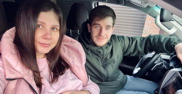 vrouw krijgt tweede kind met stiefzoon
