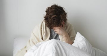 waarom keelpijn in nacht en ochtend