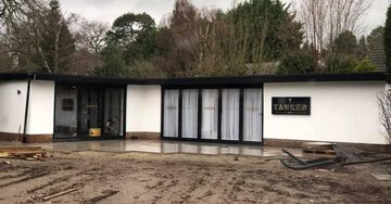 Man bouwt hele lounge bar in zijn achtertuin