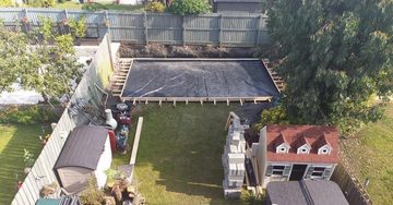 Man bouwt ultieme Game and Chill Mancave in de achtertuin