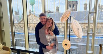 Rico Verhoeven haalt heerlijke grap uit en plakt telefoon vast aan vriendin Naomy van Beem