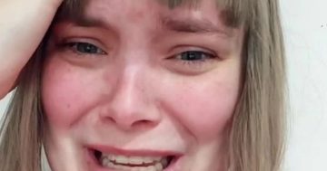 kapsel verpest door kapper vrouw huilt