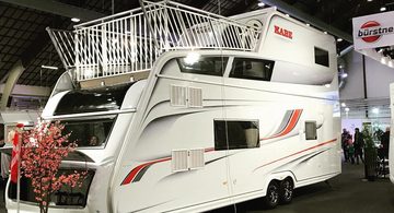 dubbeldekker caravan met dakterras
