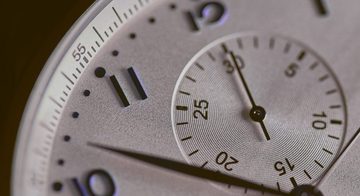 hoe moet je je tijd verzetten op horloge