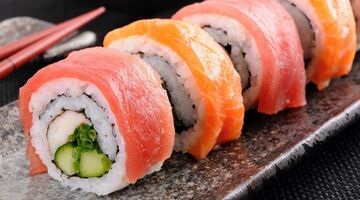 hoe eet je sushi met stokjes