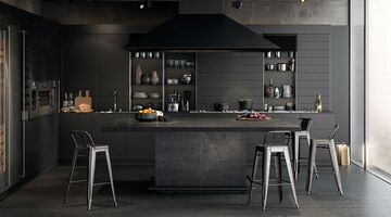 black walls zwarte muren woonkamer inspiratie man man