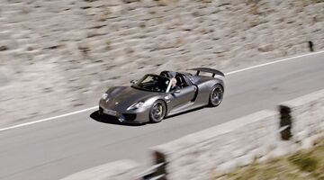 Stefan Bogner, porsche en de stelvio pas MAN-MAN