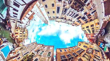 de Theta V 360 graden camera van Ricoh Imaging MAN-MAN