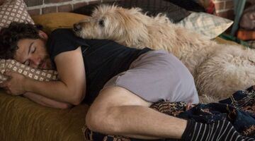 Goede nachtrust door hond MAN MAN