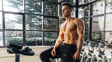 Met deze compound oefeningen train jij je hele lichaam in één keer MAN MAN