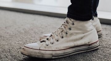 vieze schoenen in de wasmachine wassen