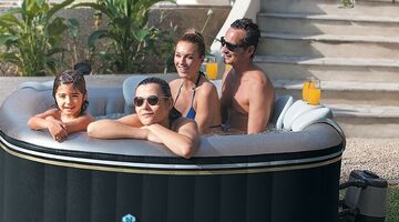 opblaasbare jacuzzi in de tuin