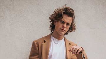 kleding voor kleine mannen langer lijken