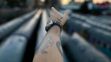 tattoo op je hand voorbeelden inspiratie