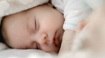 baby laten stoppen met huilen slapen