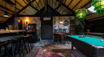 kroonluchter van bierflesjes