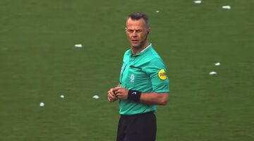 dit verdient scheidsrechter Björn Kuipers