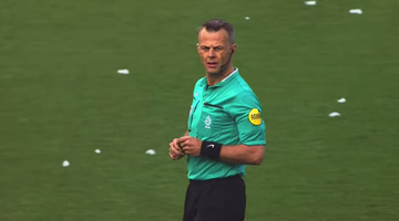dit verdient scheidsrechter Björn Kuipers
