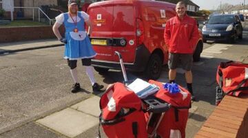 Postbode bezorgt post in andere outfit