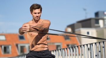 workout oefeningen met elastiek thuis sporten