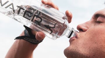 hoeveel glazen water per dag drinken nodig genoeg