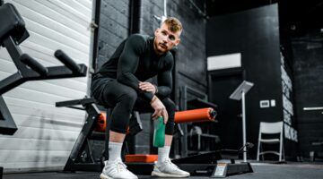 Een man in de sportschool