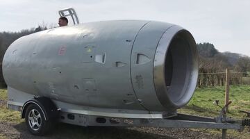 vliegtuigmotor caravan bouwt om man