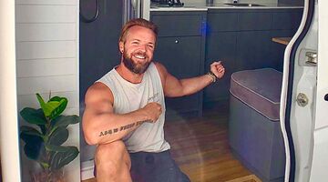 man bouwt bestelbus om tot luxe camper