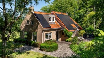 De woonboerderij, die presentator Arjen Lubach verkocht heeft, vanaf buiten