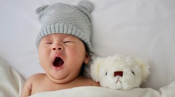 baby valt moeilijk in slaap overdag