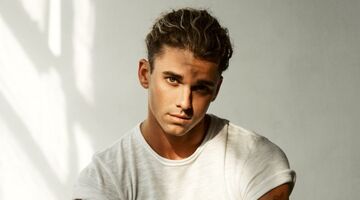 mannen met krullend golvend haar