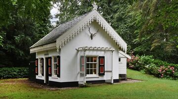 mini huis in het bos
