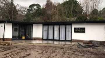 Man bouwt hele lounge bar in zijn achtertuin